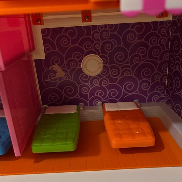 Polly Pocket! So Hip Cruise Ship Playset with 3 Dolls, Accessories and Box - Picture 8 of 16